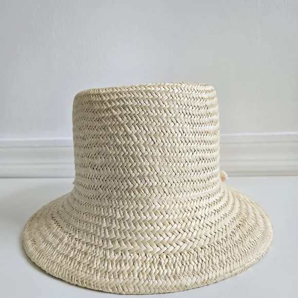 New Wyeth Seashell-Embellished Chin Strap Natural Straw Bucket Hat One Size NWT